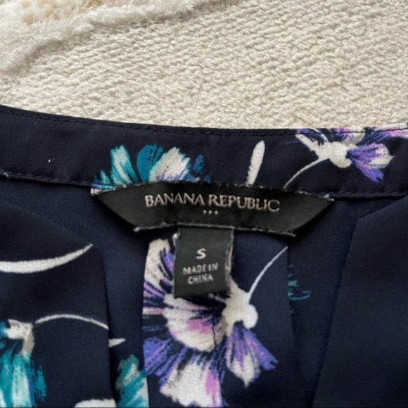 Banana Republic floral print cap sleeve v-neck blouse - Picture 4 of 11